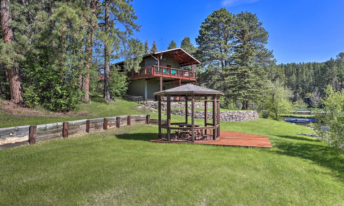 Rimrock Cabin | Creekside Rapid City Cabin w/Deck on 30 Acres!