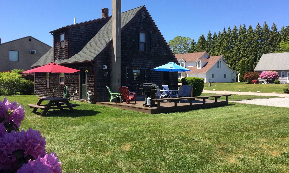 Eastward Look House | CRYSTAL CLEAN CAPE!! Come enjoy the summer charm and beaches of Narragansett, RI