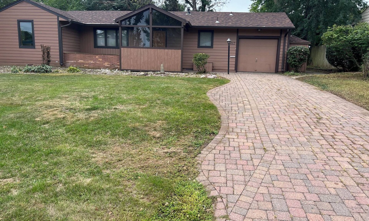 Ames House | Cute 4 Bedroom Home with 2 Gorgeous Bathrooms Close to Stadium