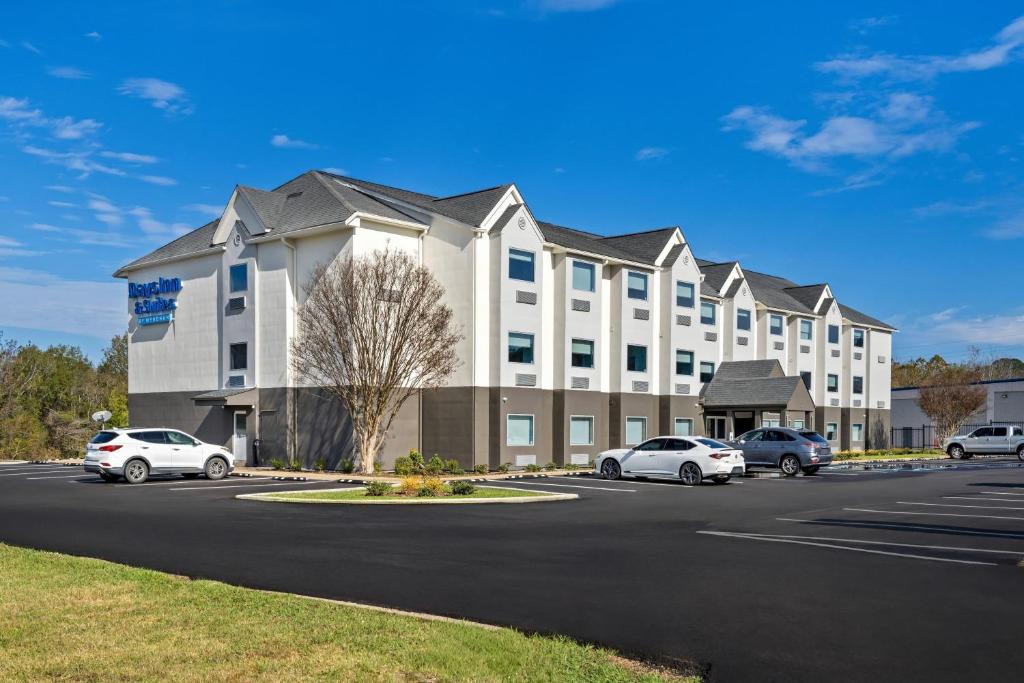 Brandon Hotel | Days Inn & Suites by Wyndham Brandon Amphitheater