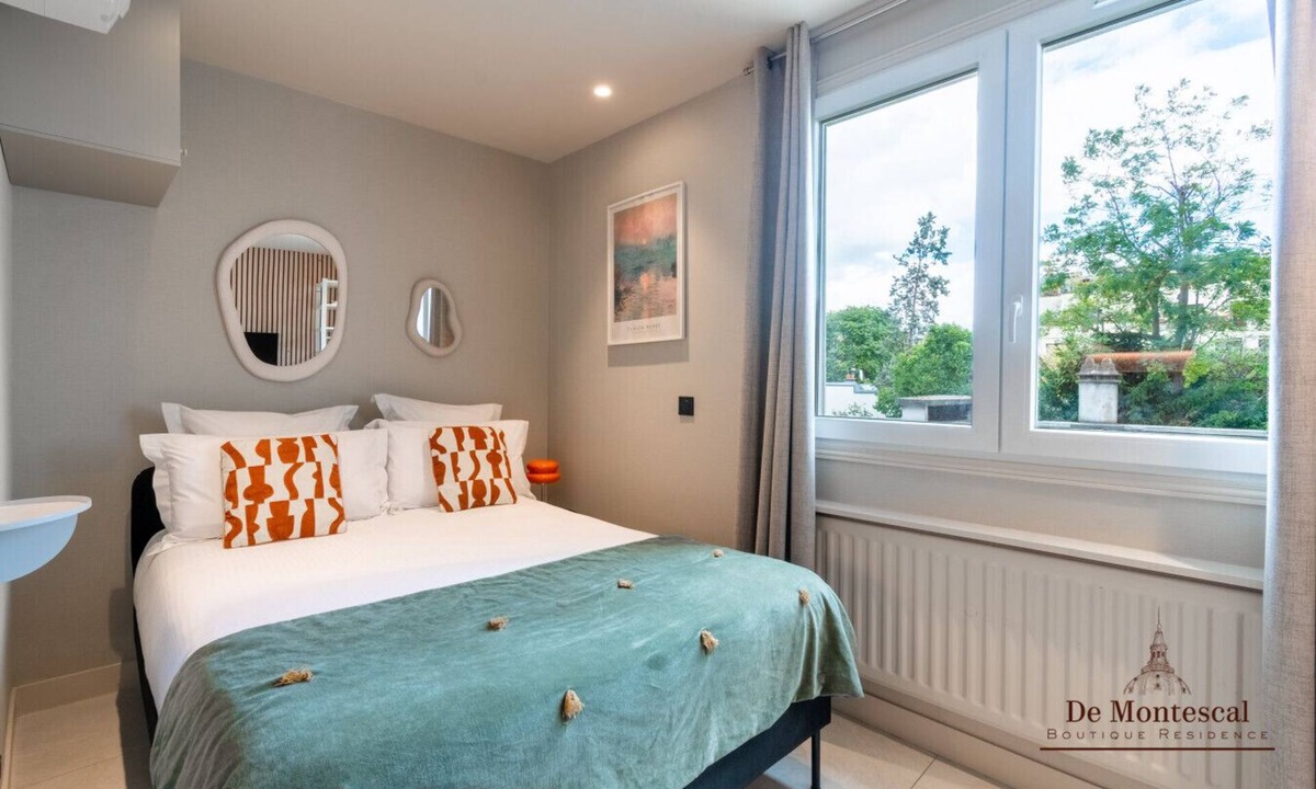 Notre-Dame-des-Champs Apartment | De Montescal - A/C & Hot Tub Studio
