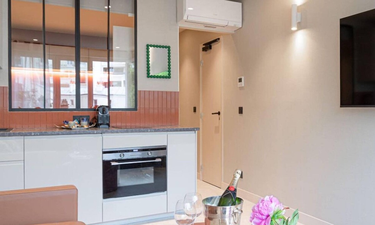 Notre-Dame-des-Champs Apartment | De Montescal AC Hot tub & Central