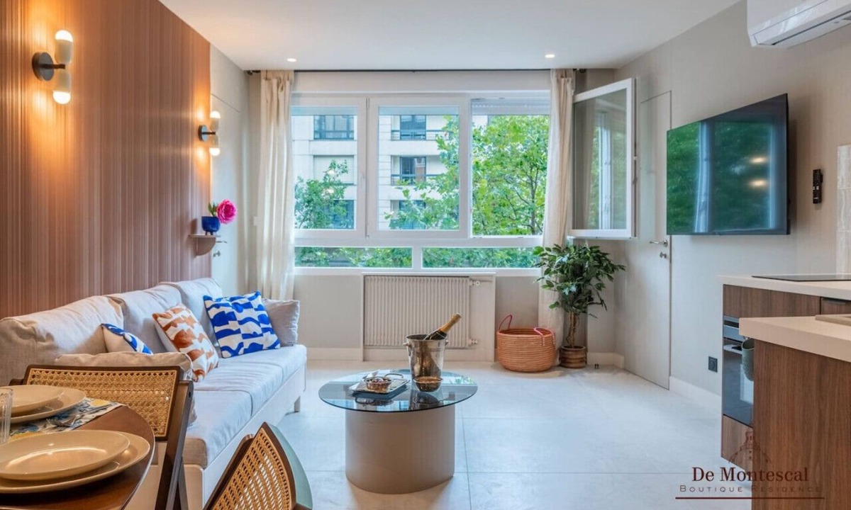 Notre-Dame-des-Champs Apartment | De Montescal - Hot tub & A/C Apartment