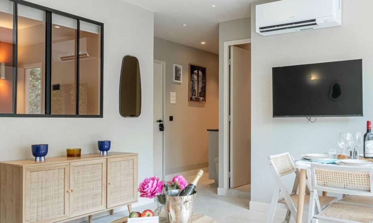 Notre-Dame-des-Champs Apartment | De Montescal - Hot Tub A/C Wonder