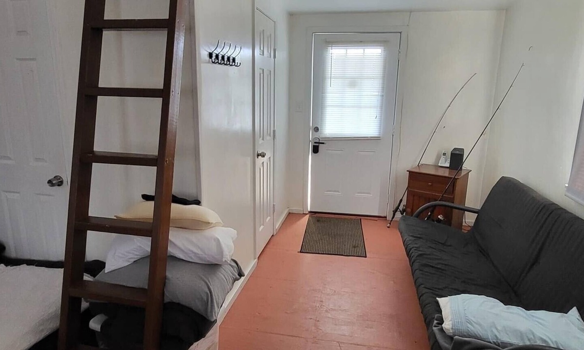 Braithwaite Cabin | Delacriox Camping and Fishing Lodge. Quiet & Cozy
