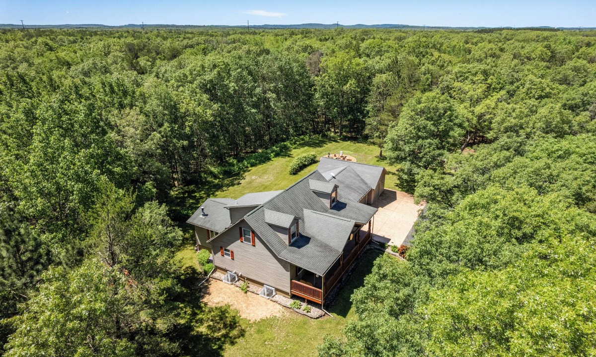 Lyndon Station Cabin | Dells Escape with Hot Tub Huge Game Room