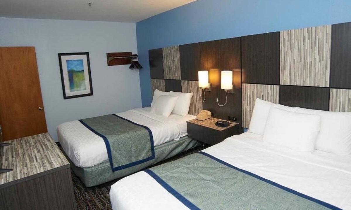 Sandwich House | Deluxe Suite 2 Queen Beds at Sandwich Lodge & Resort