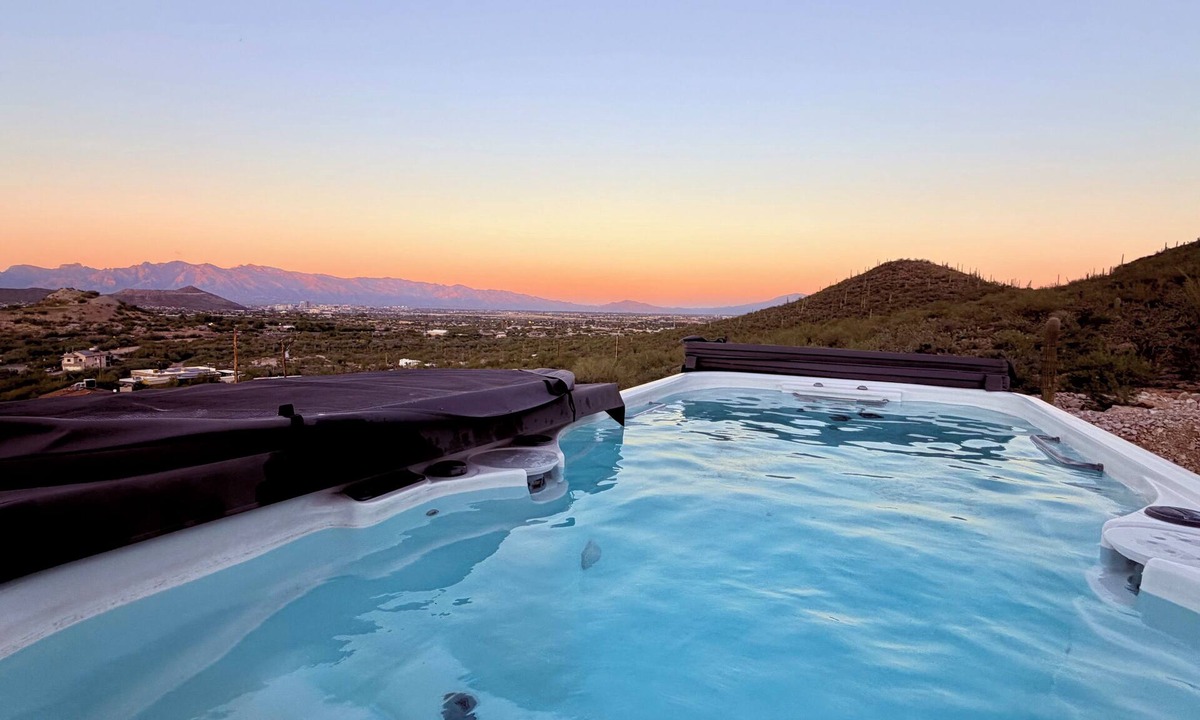 Drexel Heights House | Desert Romance, Hill side, 8 min Gem-show 11 from down town 2 king bds 2 q beds