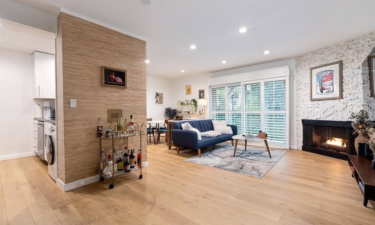 Beverly Grove Condo | Designer Remodeled Condo w/Pool & Gym. Centrally Located. 1 Year Minimum term