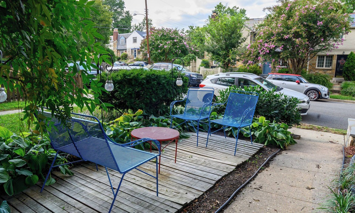 Northeast Alexandria House | Discover Alexandria's charm, just 10 minutes from D.C.'s monuments and museums