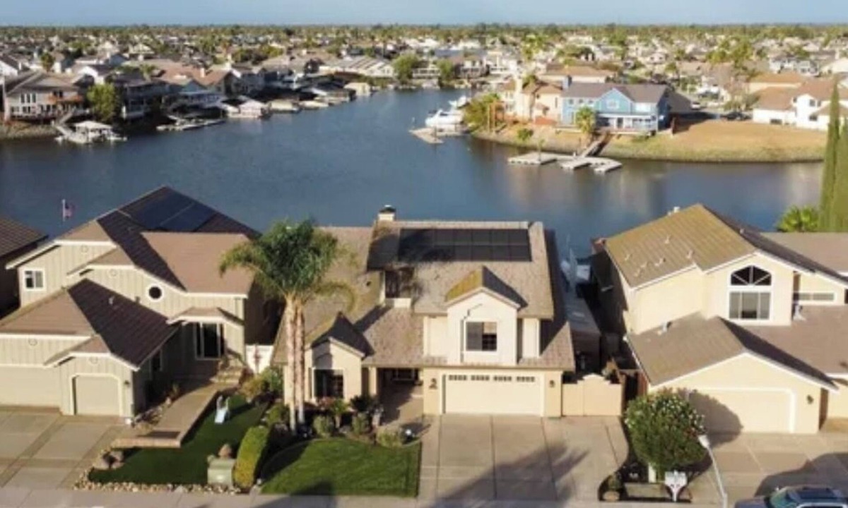 Discovery Bay House | Discovery Bay Executive Waterfront Home with Extra Large Dock and Water Toys