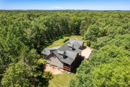 Lyndon Station Villa | Dog-friendly 6-acre 5BR 3BA home, game room, deck, Wisconsin Dells 10min