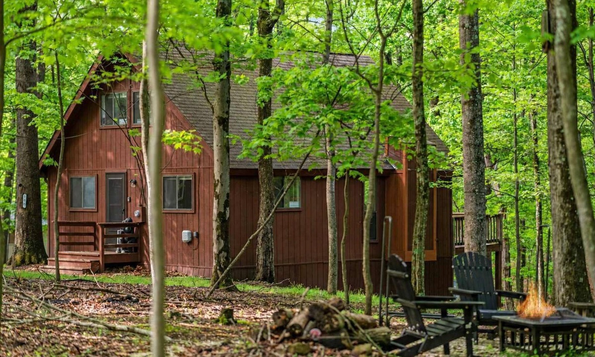 The Woods Cabin | Dog Friendly w/FirePit, Fiber WiFi & Resort Access