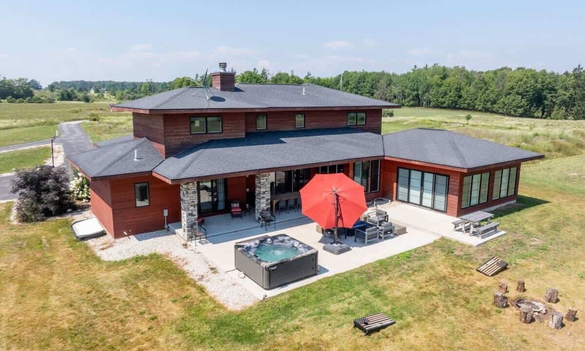 Ellison Bay House | Door County 5BR Estate: Hot Tub + Theater
