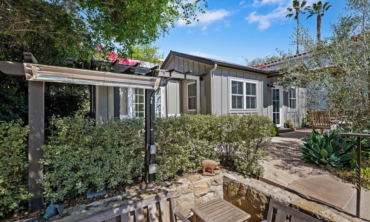 Laguna Cottage | Downtown but secluded cottage