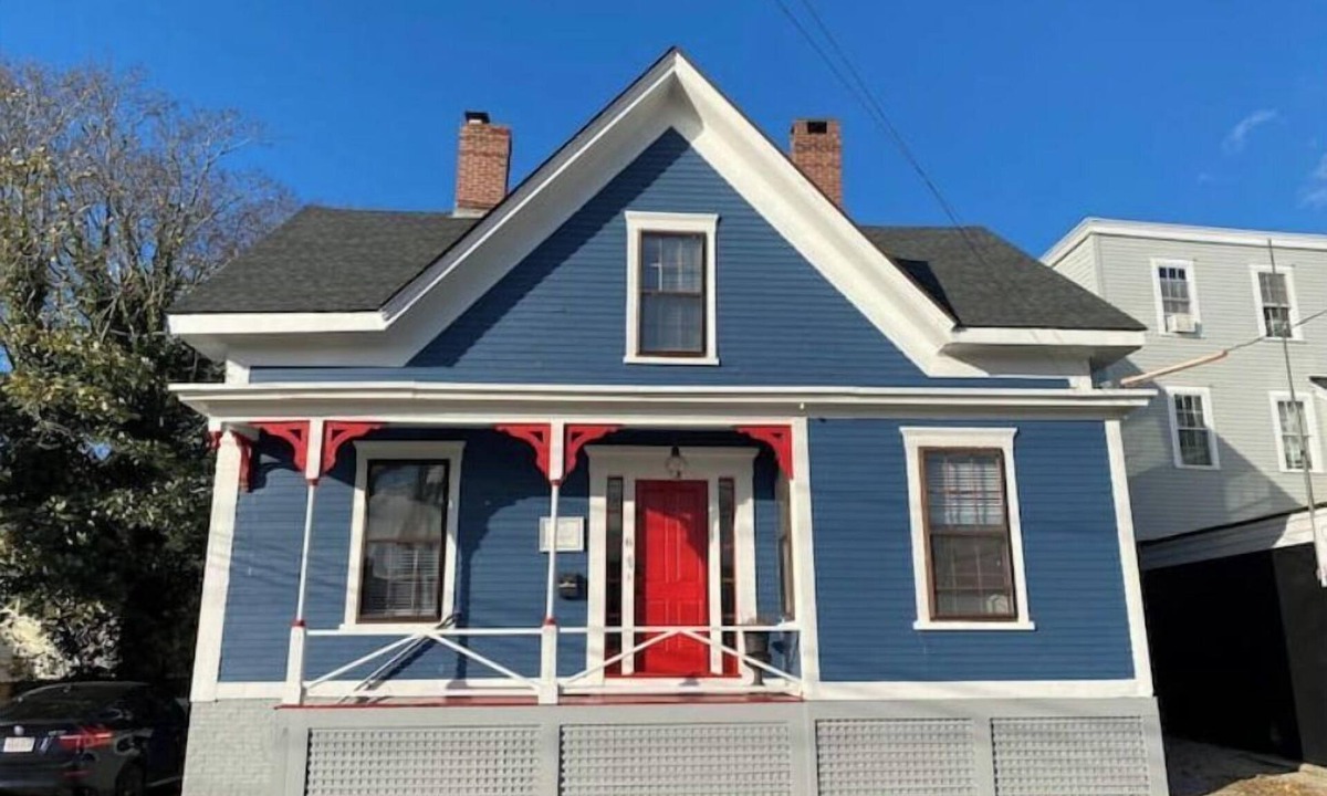 Newport House | Downtown Historic Home - Free Parking & Backyard!