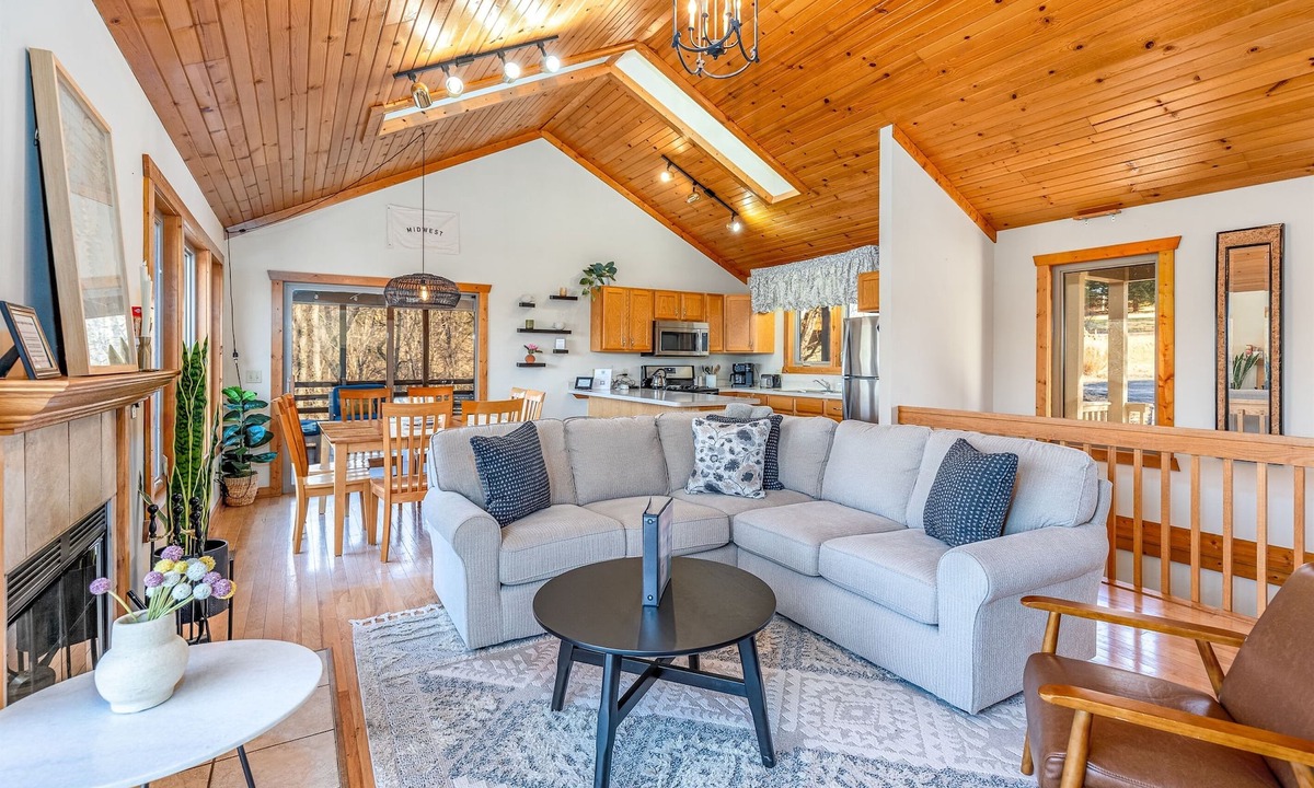 The Galena Territory House | Driftless Haus | Hot Tub · Fire Pit · 3 King Ensuites | Galena Territory