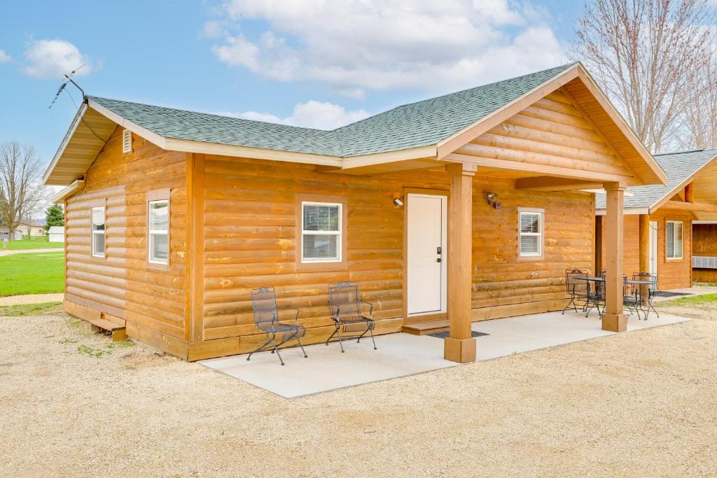 Waumandee House | Dual Cabin Retreat Near Mississippi River Fun!