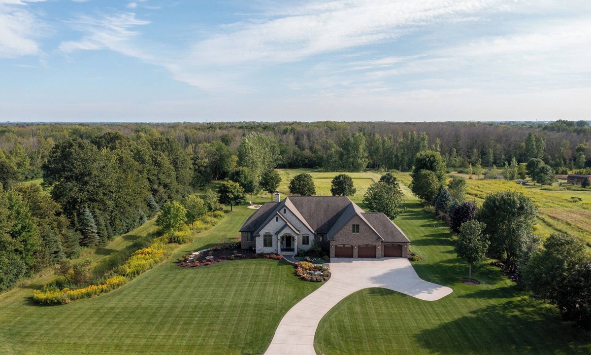 Appleton House | EAA AirVenture 2026! BUSINESS trips.room to land a HELICOPTER!