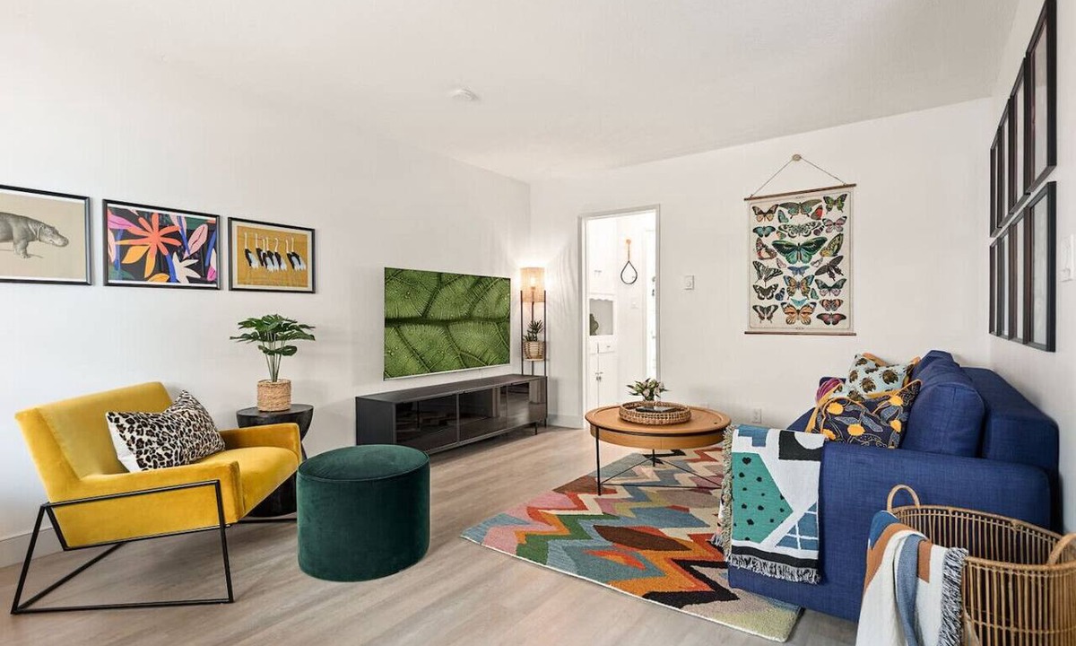 East Village Apartment | East Village Arts District, King Suite w/Sofa Bed