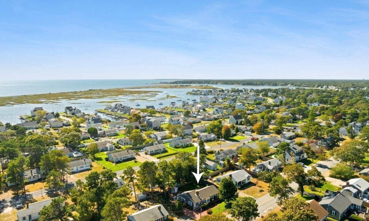 West Dennis House | Easy Walk to West Dennis Beach, AC, Linens, Kayaks & SUP