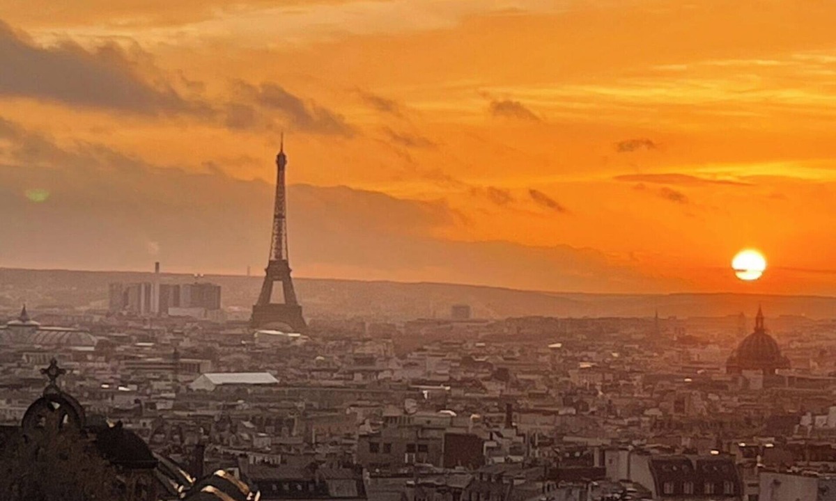 Montmartre Apartment | Eiffel Tower View from the Top Floor | Montmartre