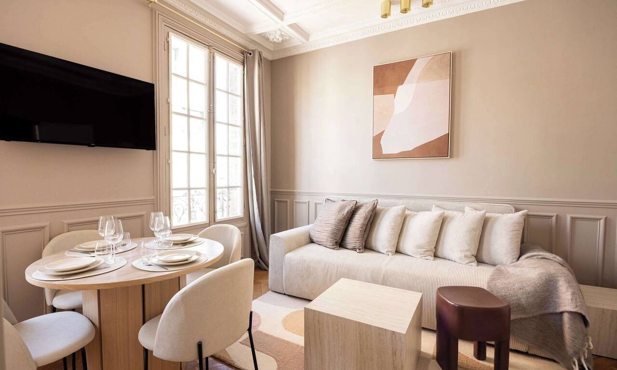 Le Pre-Saint-Gervais Apartment | Elegant air-conditioned apartment with separate bedroom