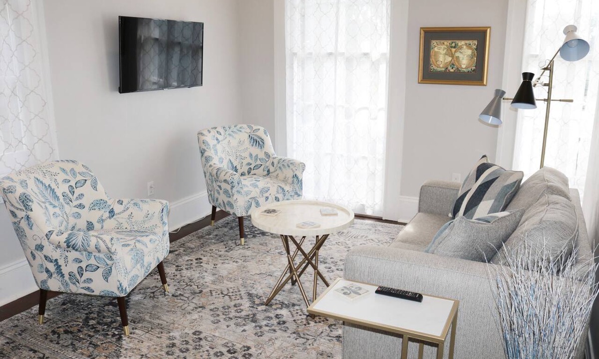 Lower Garden District Apartment | Elegant Historic 1906 2BR Balcony Lower Garden District