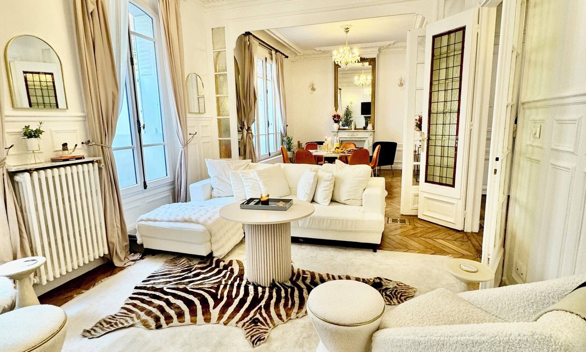 Quartier de Rochechouart Condo | Elegant Unique 2BR Condo 100m² Quiet Luxury with Workspace Central Paris 9