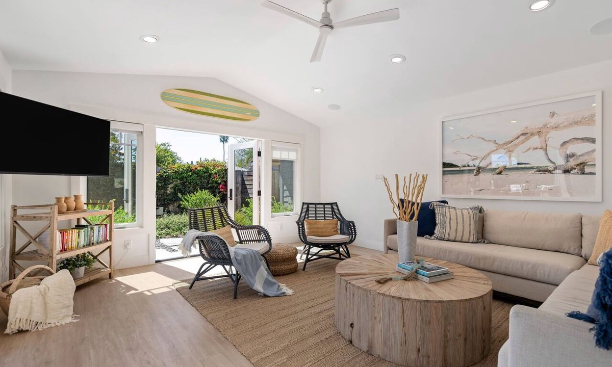 East Mesa House | Elevated Seaside Escape with Charming Interior & Relaxing Outdoor Spaces