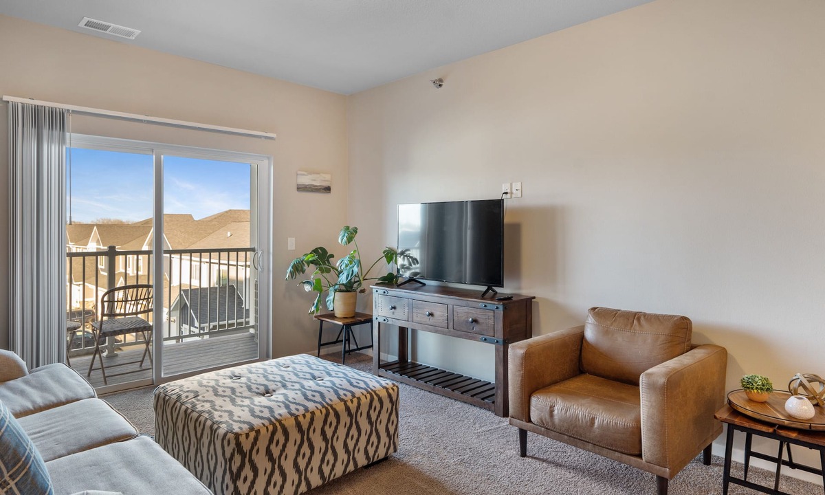 West Des Moines Apartment | Elevated Spacious Comfortable 2 King Amenities