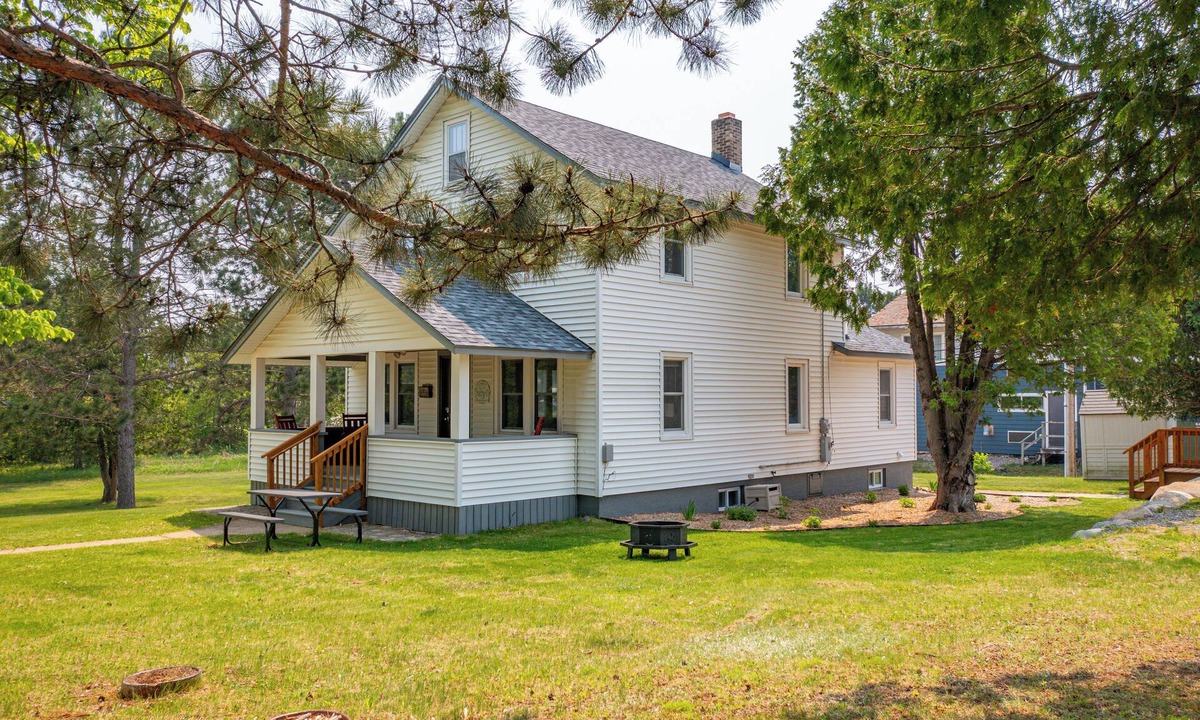 Ely House | Ely Group Retreat 5 bedrooms, 3 Bath, Huge Lawn