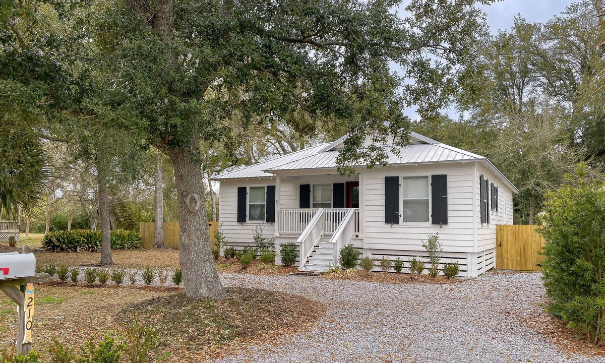 Old Town House | Ember Beach ~ charming cottage close to beaches