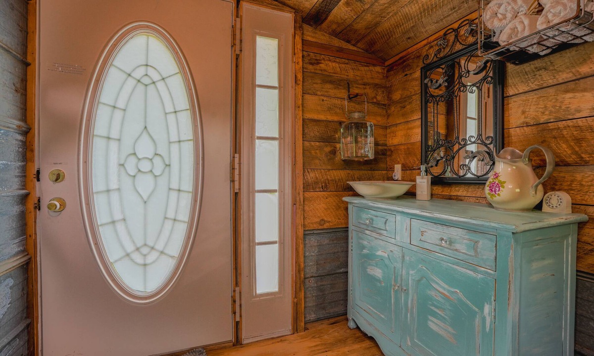 Pine City Cottage | Enchanting Old Blue Sleeping Cottage with loft, spa and breakfast!
