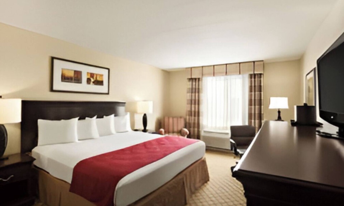Barstow Hotel | Enjoy a Relaxing Stay in a Plush Room + Explore Mojave Preserve Nearby