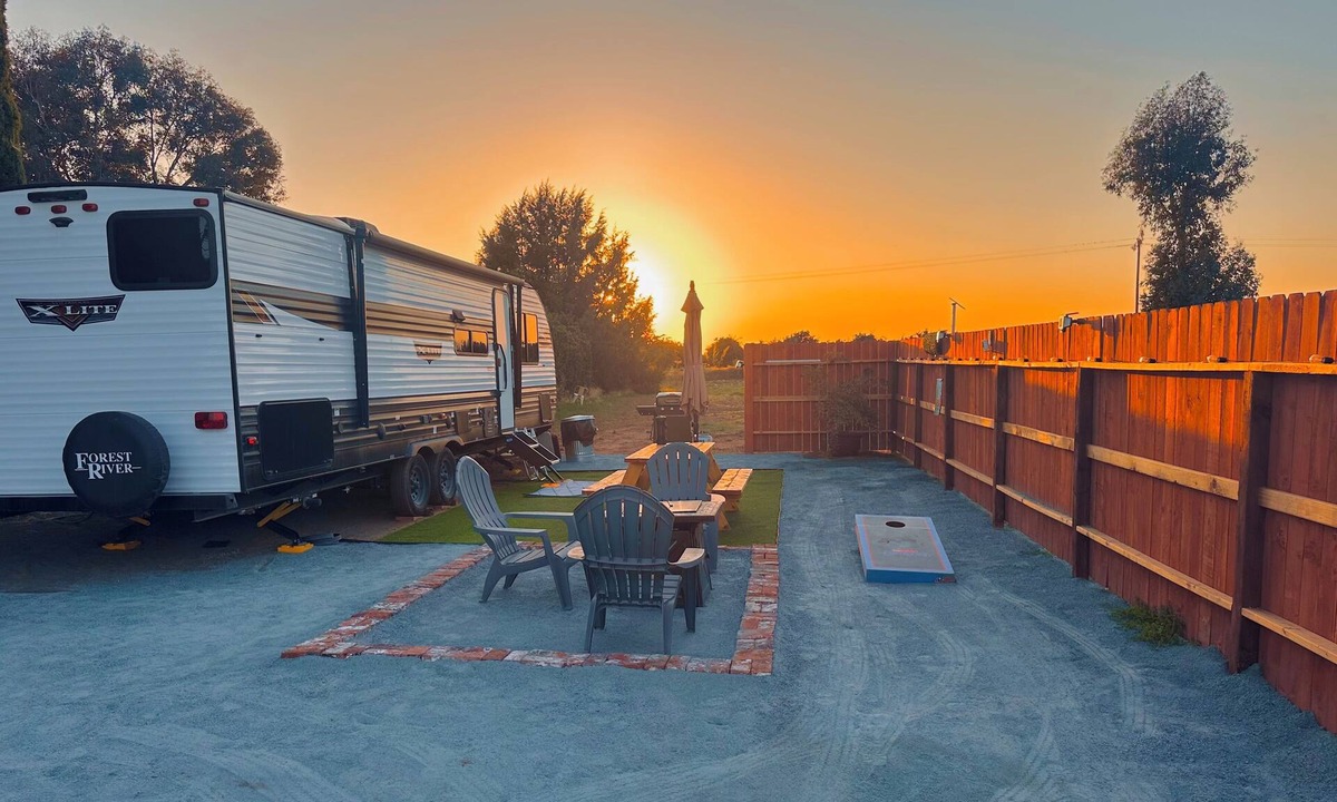 Reedley House | Enjoyable 2-bedroom RV/trailer with AC in Reedleyin the country