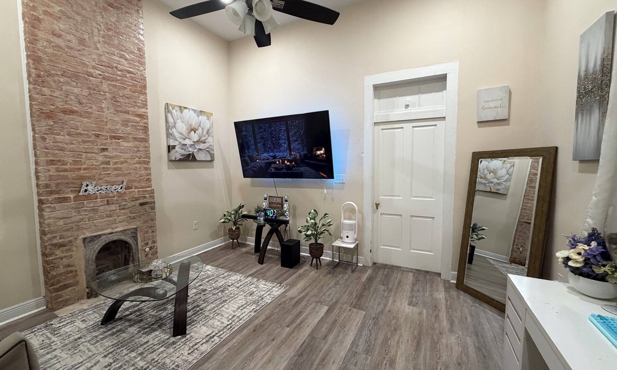 Holy Cross District House | Enjoyable a cozy 1-bedroom house with AC in charming New Orleans