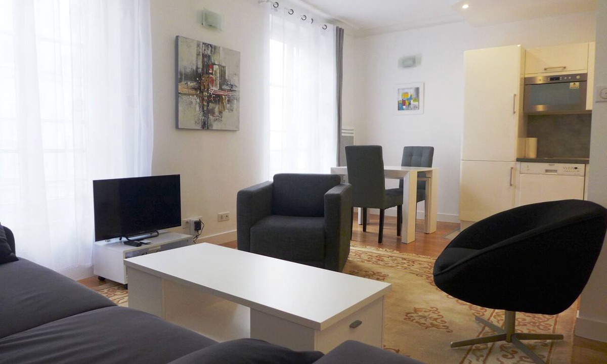 Ternes Apartment | ETOILE, LIVELY, FRESH MARKET, 30–60 days ahead? Ask for a private offer. PON-VAp