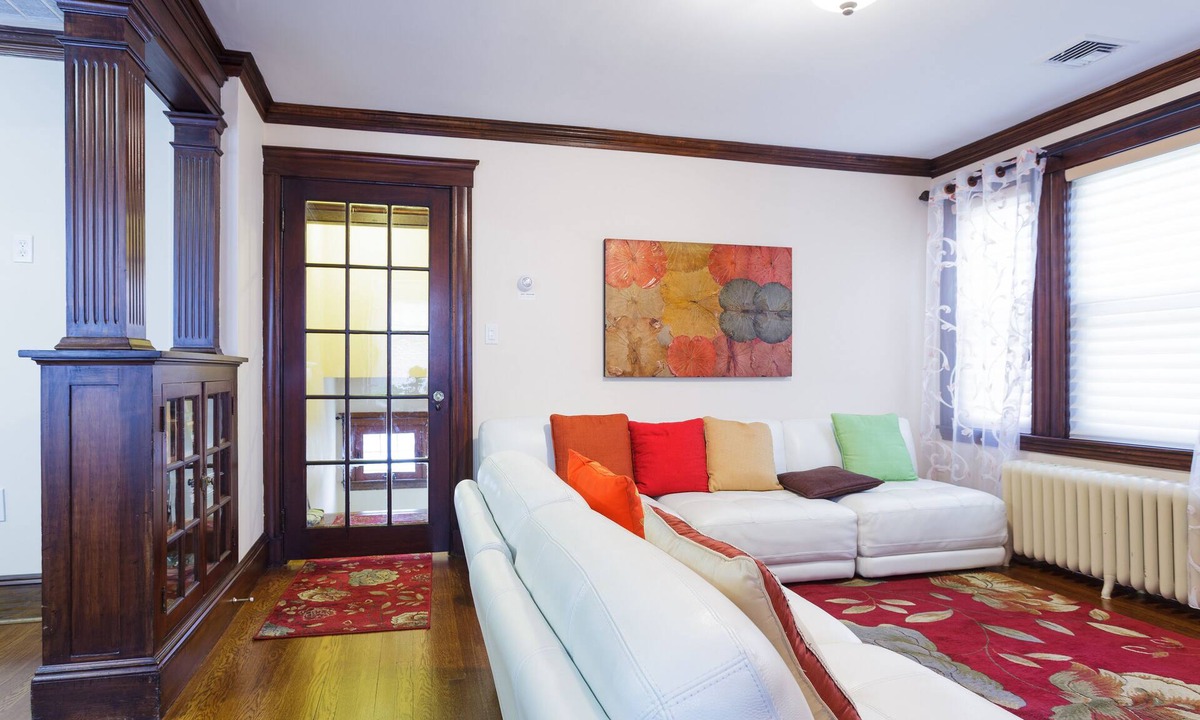 West Roxbury Apartment | European style 3 Bed/2 Bath close to all (20 min to Back Bay/Copley Sq.)