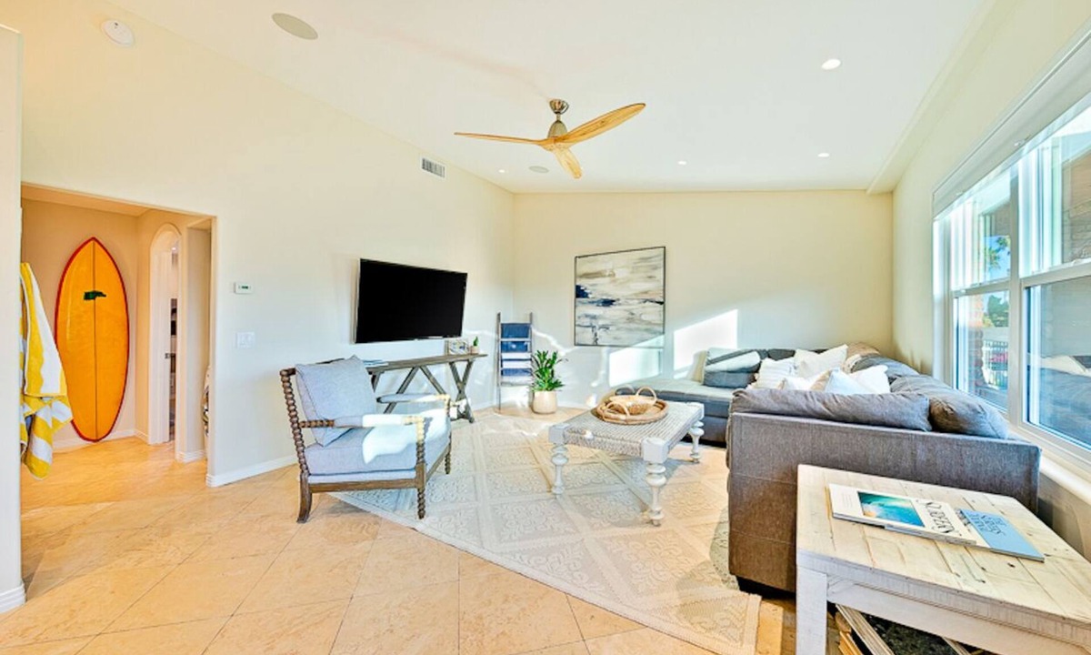 South Oceanside Condo | Ev charger, Jacuzzi, Pool, Sonos, 5 min walk Beach, 8 min drive to Legoland,