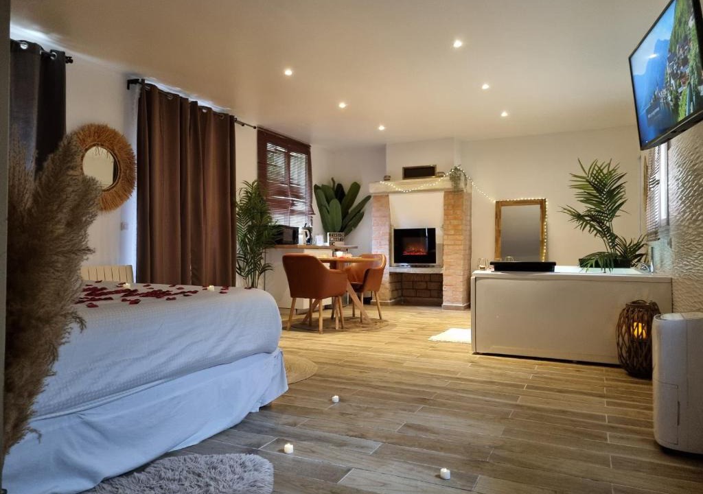 Saint-Prix House | Evasion Romantique love room jacuzzi jardin privé près de Paris