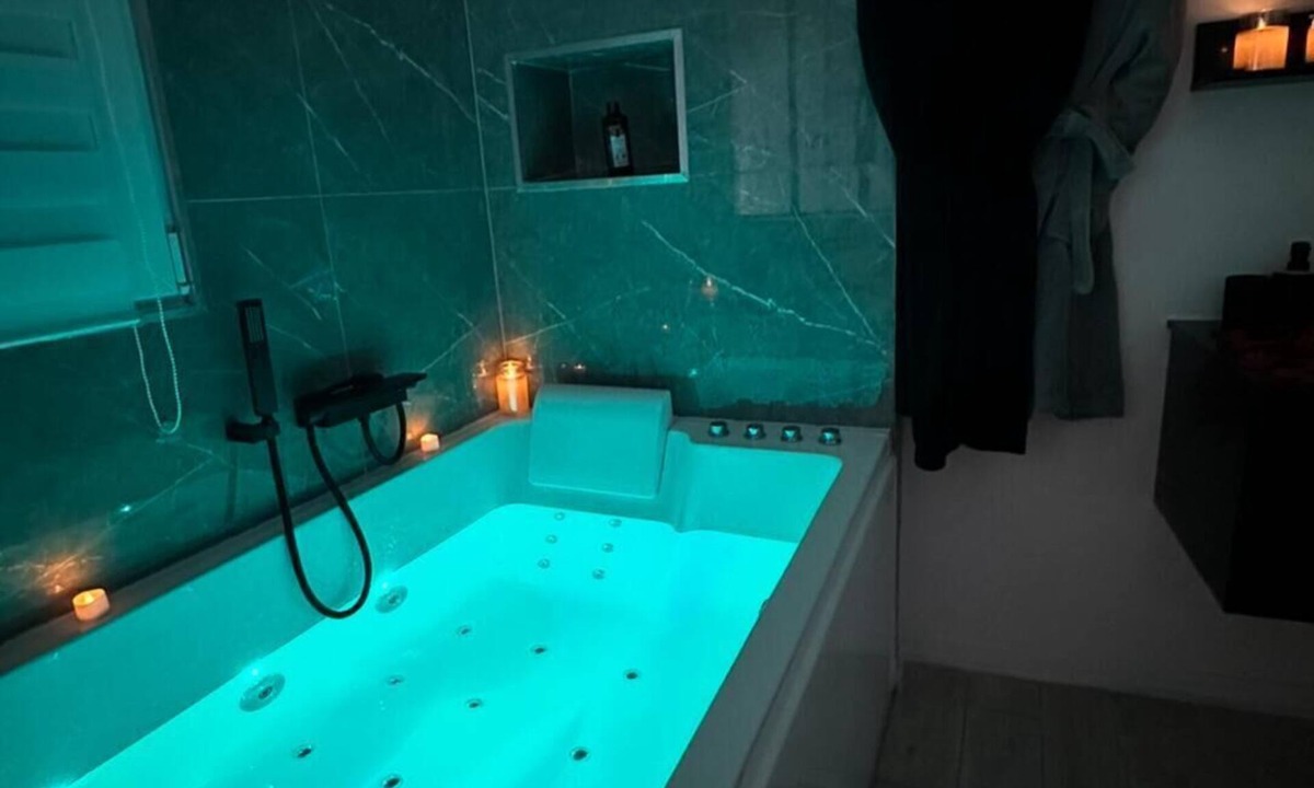 Clermont House | Exclusive getaway with pool and jacuzzi