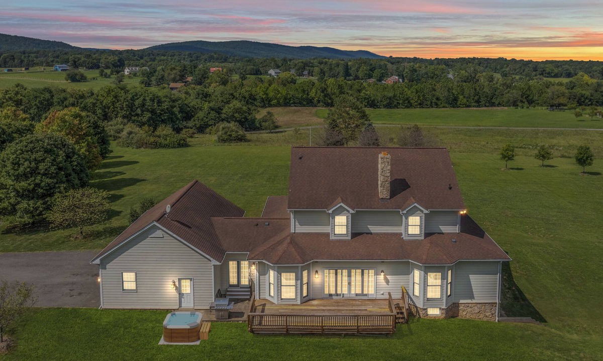 Purcellville Villa | Expansive 6000 sq ft Villa w/Hot Tub, Fire Pit & 15+ acres