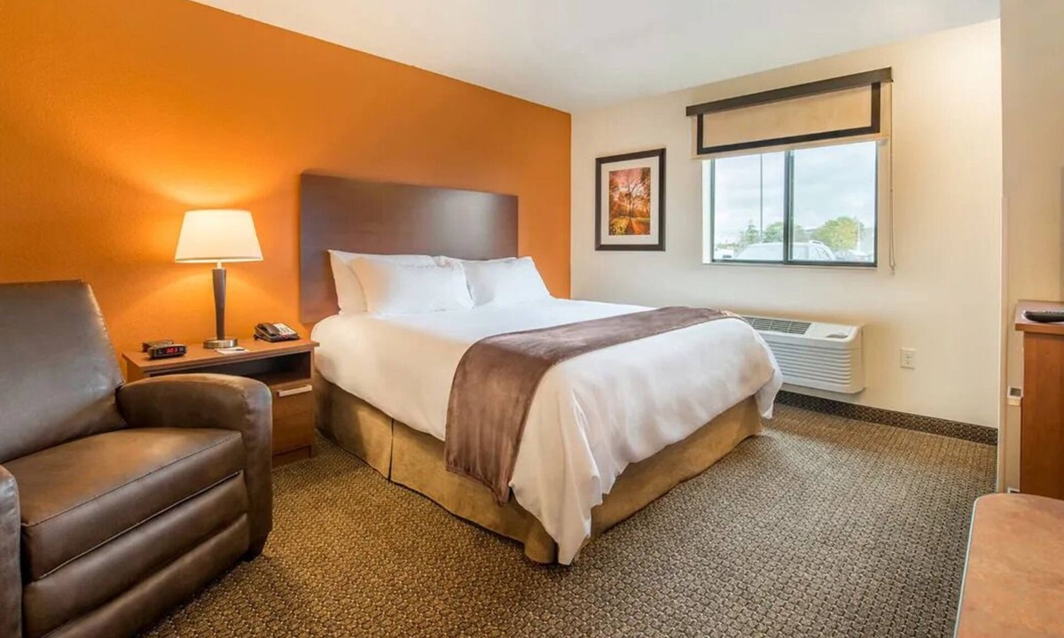Marquette Hotel | Extended Stay Comfort with Full Kitchen, Pet-friendly & Grilling Pavilion