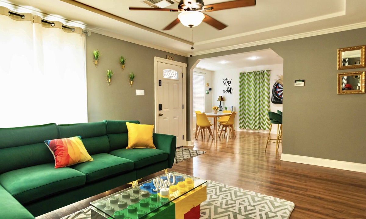 Gentilly House | Extravagant Home! FREE Off st parking! Games! Jacuzzi tub!