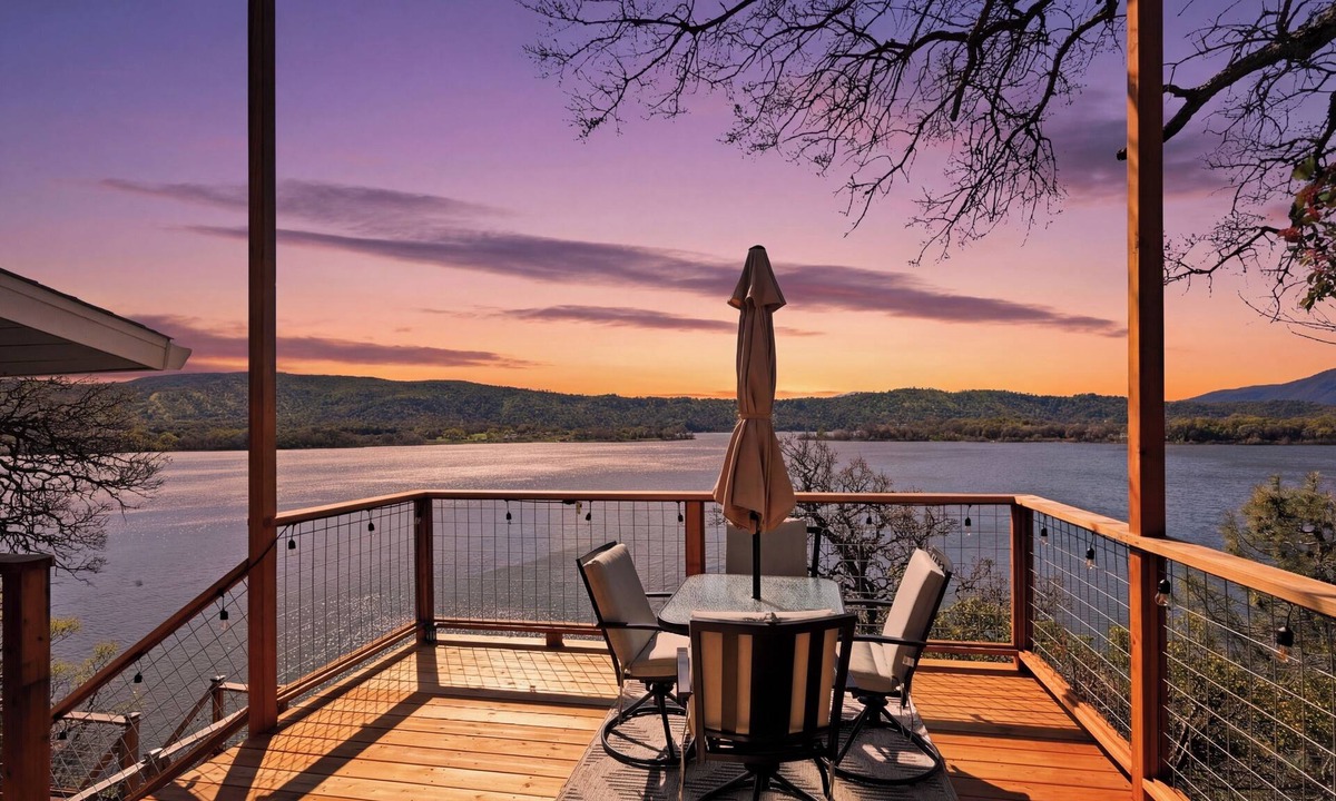 Clear Lake House | Fabulous 4-bedroom house with breathtaking view in Clearlake Oaks