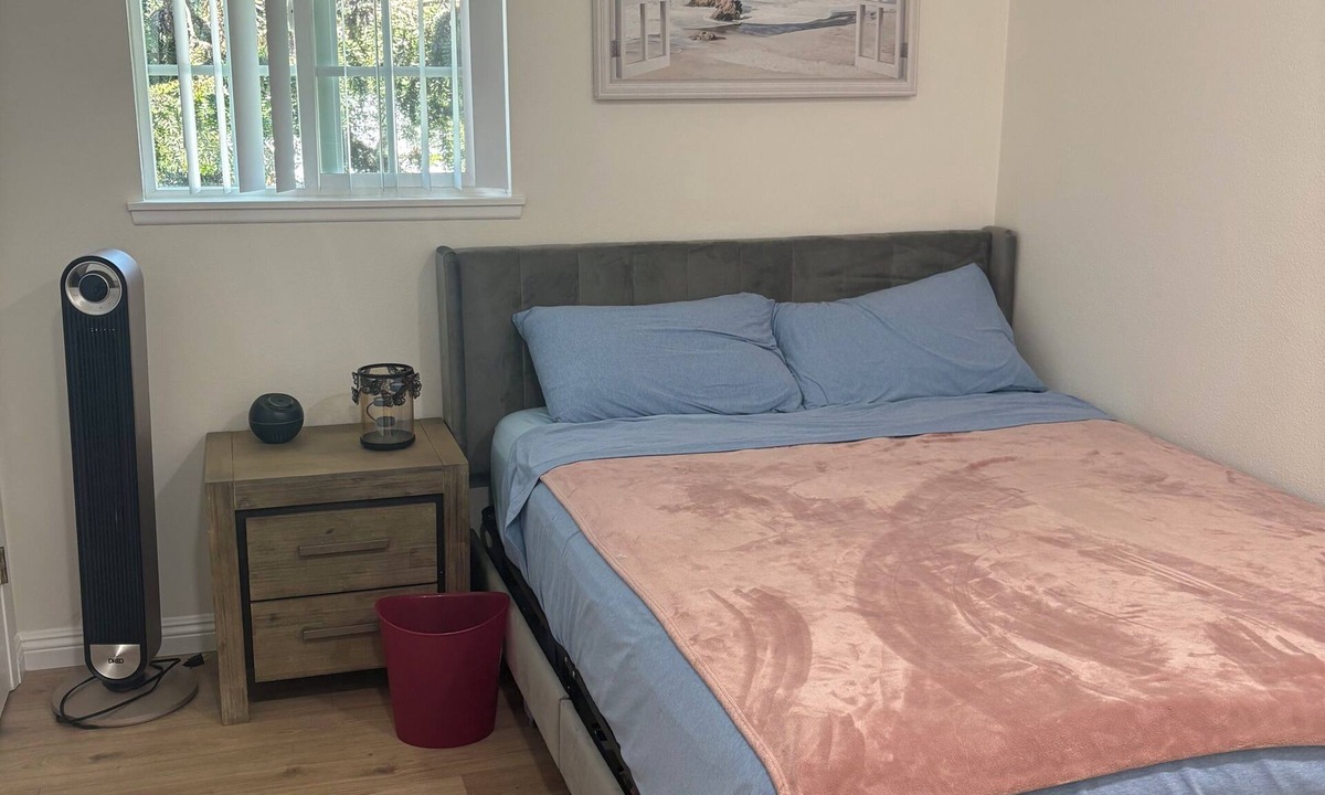 Adams House | Fabulous private bedroom near the beach and shops