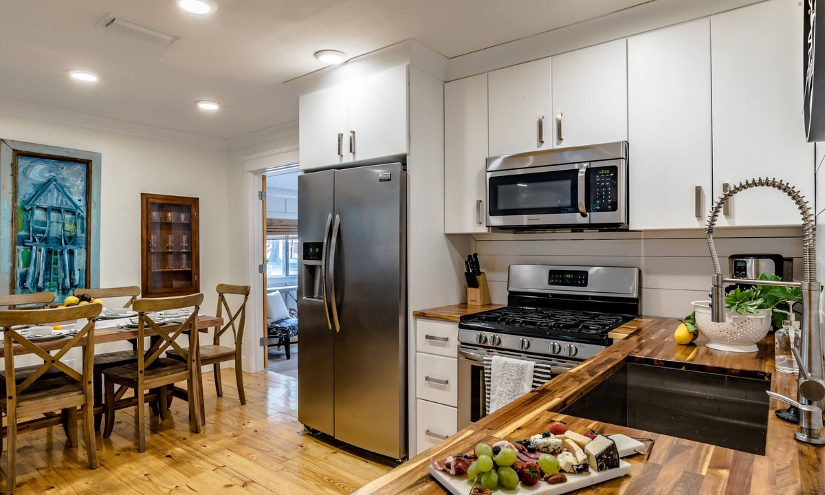 Fairhope Cottage | Fairhope Downtown Cottage Sleeps 10 "Walk to Town" Lots of Parking and Garage
