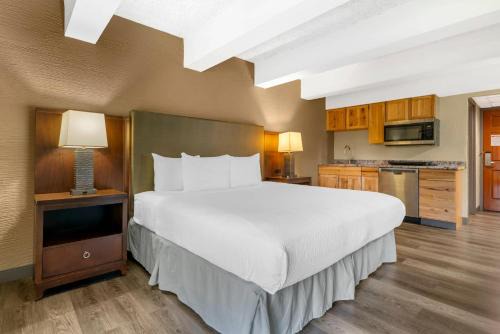Mishicot Hotel | Fairway Inn and Suites, an Ascend Collection Hotel