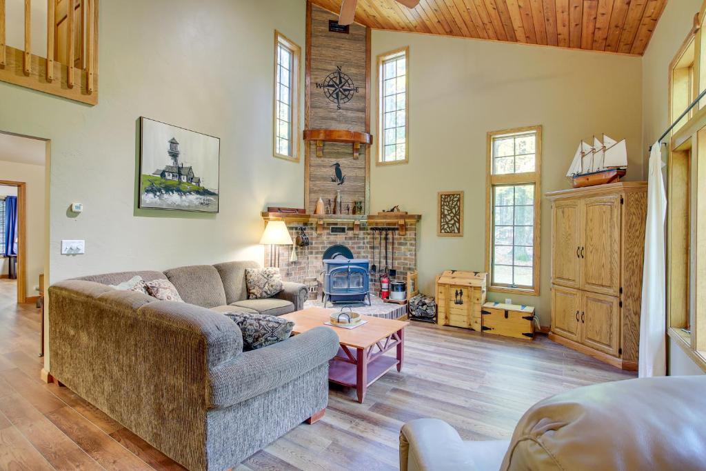 Sturgeon Bay House | Family-Friendly Home in Sturgeon Bay w/Backyard